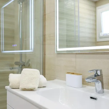 Luxury With Pool View - Playa Real Beachfront Apartment Marbella